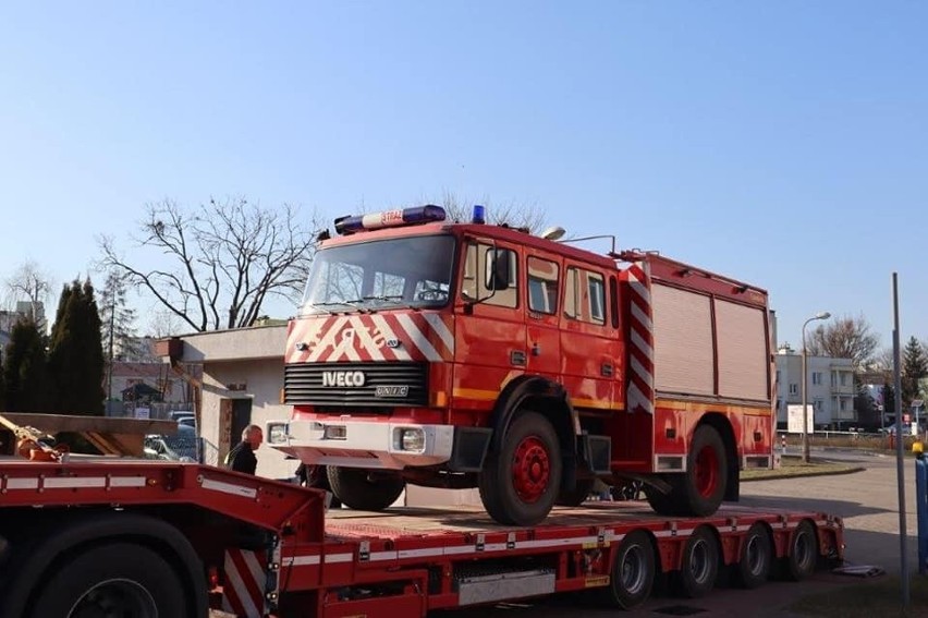 Strażacy z regionu przekazują sprzęt ratowniczo-gaśniczy i...