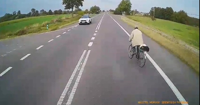 Pijany rowerzysta wjechał prosto pod koła ciężarówki. Nagrał to wideorejestrator
