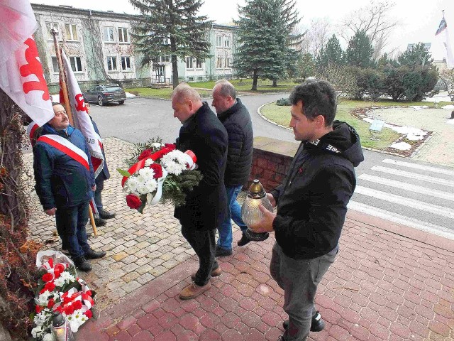 Kwiaty i znicz składa delegacja Komisji Międzyzakładowej Niezależnego Samorządnego Związku zawodowego „Solidarność”.