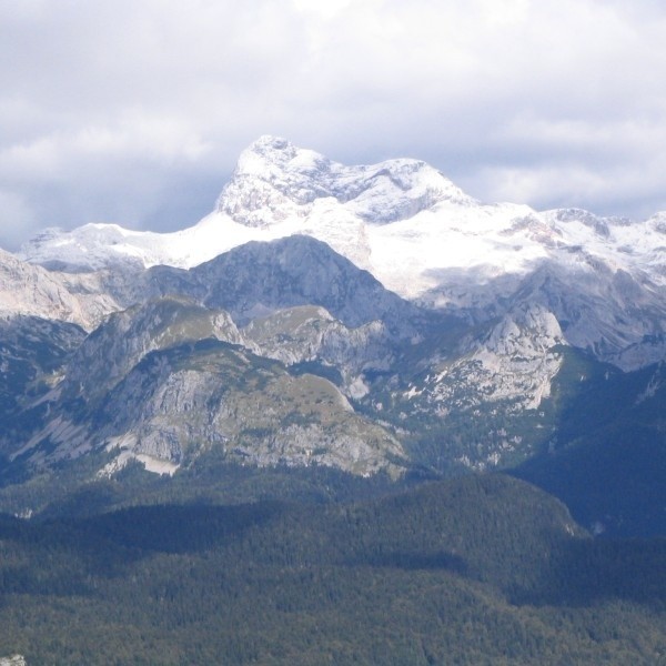 Ośnieżony szczyt Triglavu, narodowej góry Słoweńców.