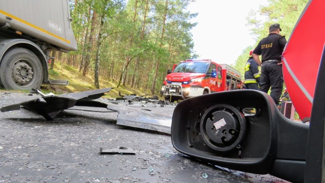 Do tragicznego wypadku doszło niedaleko Nowogrodu Bobrzańskiego. W czwartek, 10 września na drodze wojewódzkiej numer 290 pomiędzy Niwiskami a Kaczenicami samochód osobowy zderzył się z tirem. Zginął mężczyzna. - Kierowca samochodu osobowego z nieznanych przyczyn zjechał na przeciwległy pas ruchu i uderzył w nadjeżdżający samochód ciężarowy - opisuje rzecznik PSP w Zielonej Górze. Samochód osobowy dachował, jest całkowicie zniszczony. Tir wylądował w rowie. Zginął kierowca Jak informują strażacy, na miejsce dotarł lekarz. Niestety. Kierowca nie przeżył.  Pasażerka została przetransportowana do szpitala. Kierowca ciężarówki nie odniósł obrażeń. Po otrzymaniu zgłoszenia chwilę przed godz. 12.00 na miejscu wypadku wyruszyły 4 zastępy straży pożarnej. Pracowała tam również policja, pogotowie, dotarł też śmigłowiec LPR. Jak doszło do tragedii? Co było przyczyną wypadku? Sprawą zajmuje się policja. źródło: Państwowa Straż Pożarna w Zielonej GórzeWIDEO: makabryczny wypadek na "trasie śmierci". Zginęły dwie osobyByłeś świadkiem wypadku, pożaru lub innego zdarzenia? Stoisz w korku lub masz informację o innych utrudnieniach na drodze? Poinformuj nas o tym! Wyślij nam zdjęcia lub nagranie z miejsca zdarzenia. Możesz to zrobić przez stronę "Gazety Lubuskiej" na Facebooku facebook.com/gazlub/ lub mailem na adres glonline@gazetalubuska.plMożesz też skontaktować się z nami, dzwoniąc pod nr 68 324 88 16.