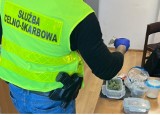 Z pomocą labradorki Rubi celnicy i policjanci przechwycili w Nisku ponad 100 gramów narkotyków [ZDJĘCIA]