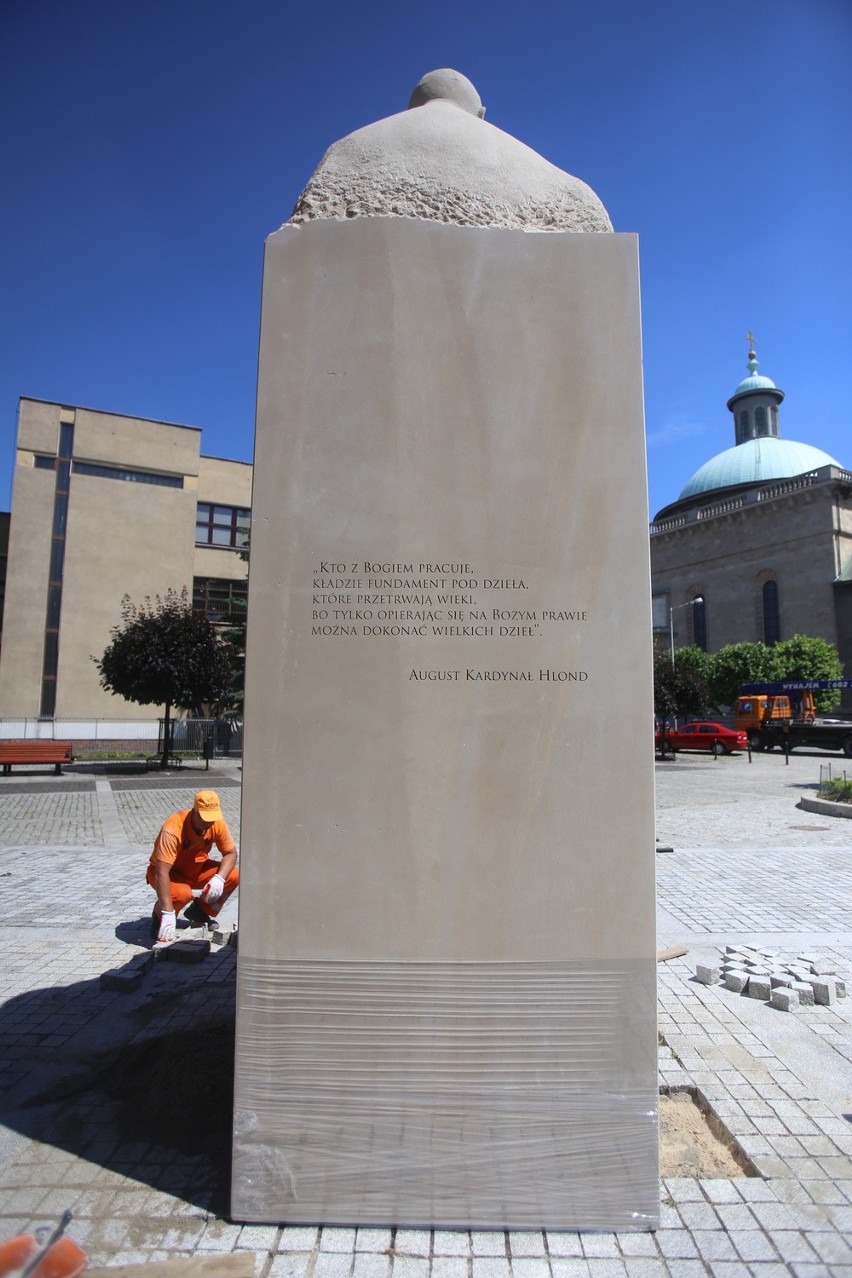 Pomnik kard. Hlonda w Katowicach. Odsłonięcie 5 lipca. Pomnik jest z piaskowca, wysoki na 5 metrów