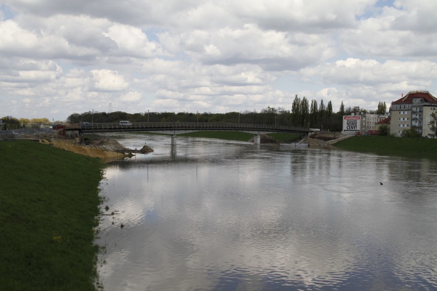 Od soboty zalany jest teren budowy nowego mostu na ul....