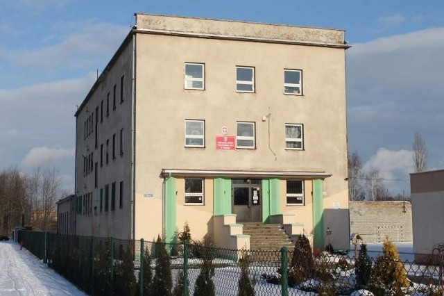 W niespełna 9-tysięcznej Praszce są trzy szkoły podstawowe. Na zdjęciu "Dwójka" na ul. Bocznej.