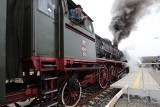 Parowóz i wagony w stylu retro wjechały na dworzec kolejowy w Grudziądzu [zdjęcia]