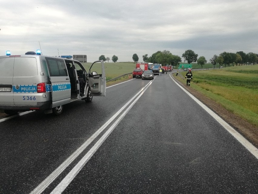 Wypadek w Stodołach w powiecie opatowskim. Krajowa trasa numer 74 zablokowana po zderzeniu autobusu i ciężarówki