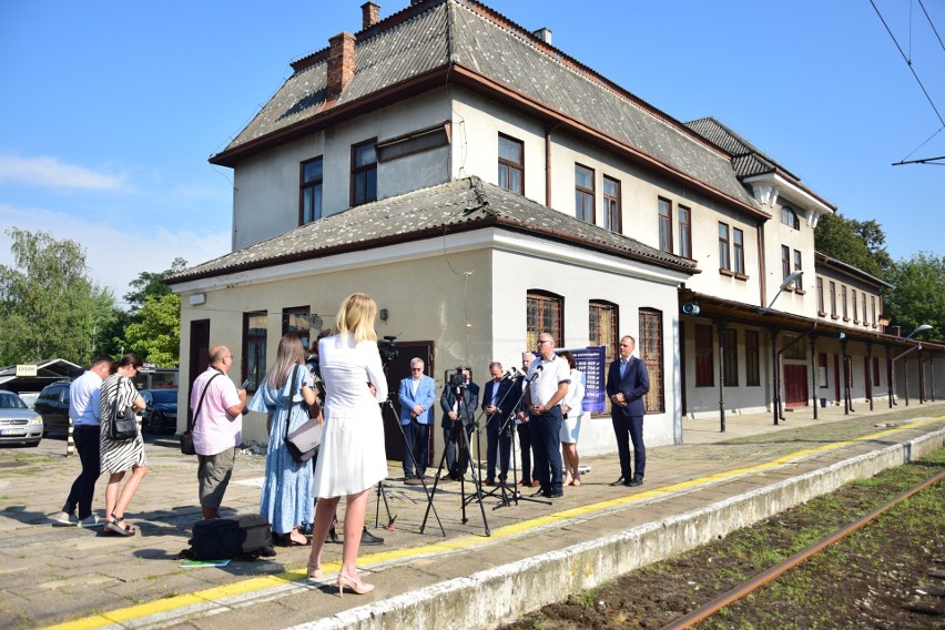 Zrujnowany dworzec PKP w Tarnobrzegu ma być wyremontowany. Mieszkańcy czekają na to od dziesięcioleci. Zdjęcia i wideo  