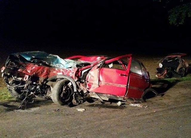 Zarówno 27-letni kierowca jak i jego 19-letni pasażer z poważnymi obrażeniami zostali przewiezieni do toruńskiego szpitala.