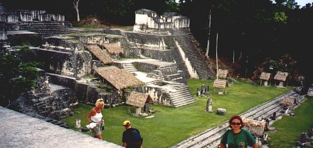 W Tikalu znajdowały się kiedyś tysiące budynków - od chat krytych strzechą po wysokie piramidy.