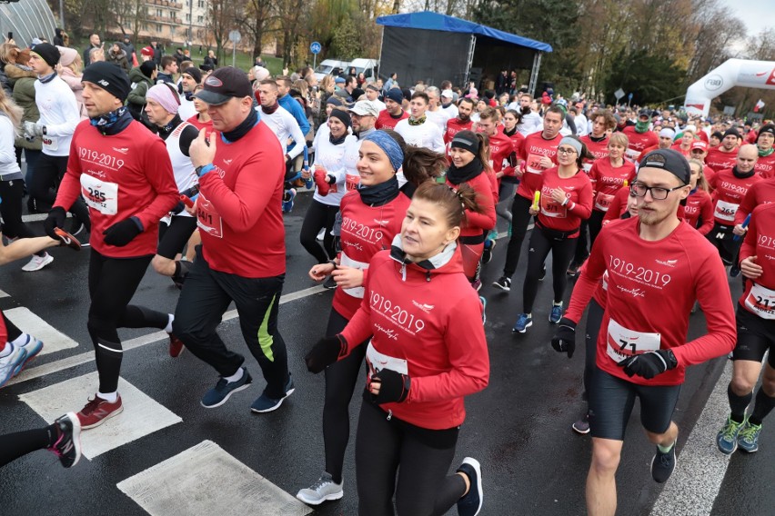 Białystok. Bieg dla Niepodległej 11 listopada 2019. 1500 biegaczy przebiegło 10 km w 101 rocznicę odzyskania niepodległości [ZDJĘCIA]