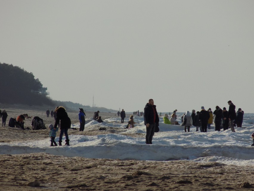 Tłumy przyjezdnych na plaży w Dziwnówku. Zobacz zdjęcia!