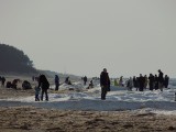 Tłumy przyjezdnych na plaży w Dziwnówku. Słoneczny weekend przyciągnął turystów. ZDJĘCIA