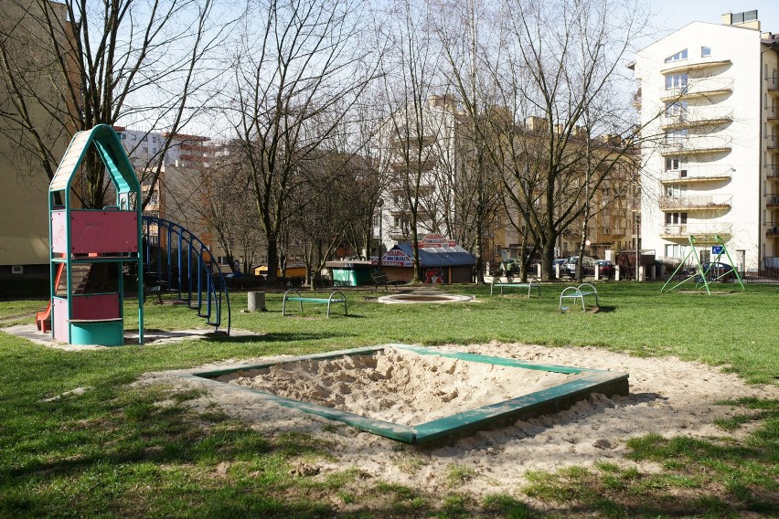 Place zabaw w Krakowie często są zaniedbane