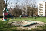 Kraków. Dzieci czekają na remonty zaniedbanych placów zabaw [ZDJĘCIA]