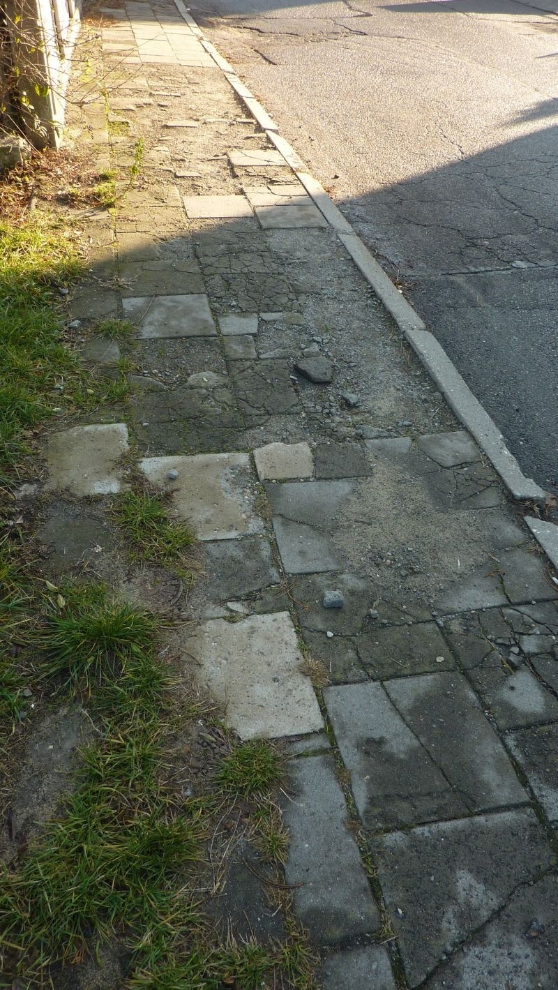 Piekary Śląskie: Dziury w chodnikach do remontu [ZDJĘCIA]