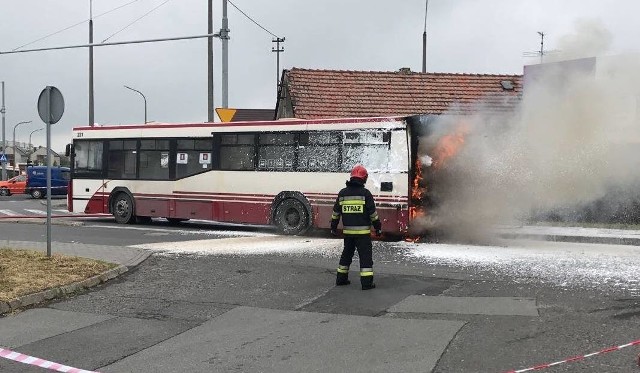 17 maja 2018. Pożar autobusu MZK w Opolu na skrzyżowaniu Witosa, Ozimskiej, Tysiąclecia i Częstochowskiej.