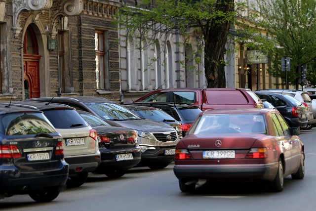 Urzędnicy miejscy nie radzą sobie z porządkowaniem parkowania i ruchu na Kazimierzu.  Wprowadzając ograniczenia dają przywileje wąskiej grupie osób, co budzi sprzeciw wojewody