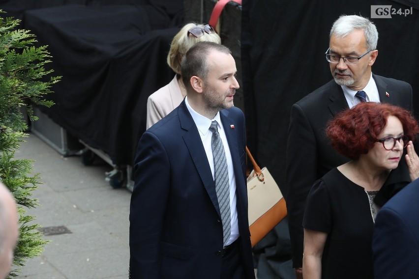 Pomnik Lecha Kaczyńskiego w Szczecinie odsłonięty z pompą. Prezydent w dynamicznej pozie, zamyślony nad Polską  [ZDJĘCIA]