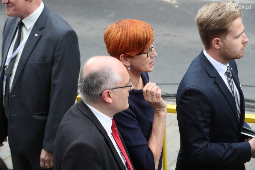 Pomnik Lecha Kaczyńskiego w Szczecinie odsłonięty z pompą. Prezydent w dynamicznej pozie, zamyślony nad Polską  [ZDJĘCIA]