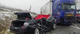 Śmiertelny wypadek Tęgoborze. Na krajówce zderzyła się ciężarówka z samochodem osobowym. Nie żyje jedna osoba, trwa walka o życie drugiej
