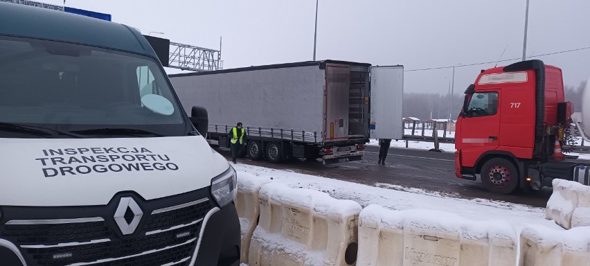 Serbski przewoźnik z podrobionym zezwoleniem na DK8. Ciężarówka usunięta na strzeżony parking, a kierowca zatrzymany przez policję