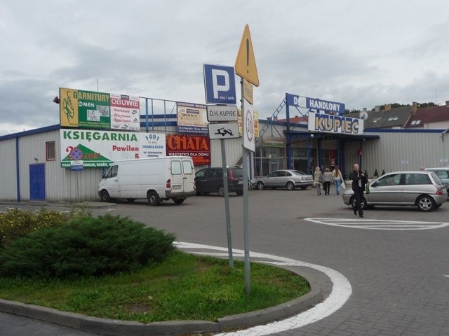 Kupcy z Lęborka domagają się wprowadzenia płatnych miejsc parkingowych. 
