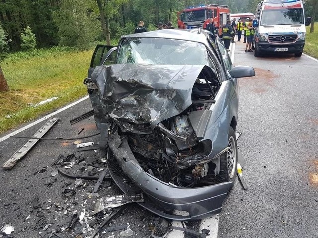 Kolejna ofiara tragicznego wypadku w Dziadkowie. Zmarła dziewczynka, która razem z rannym chłopcem trafiła do szpitala. Do tragedii doszło w piątek, 21 czerwca, na DK15 niedaleko Milicza.Przejdź do kolejnego zdjęcia --->