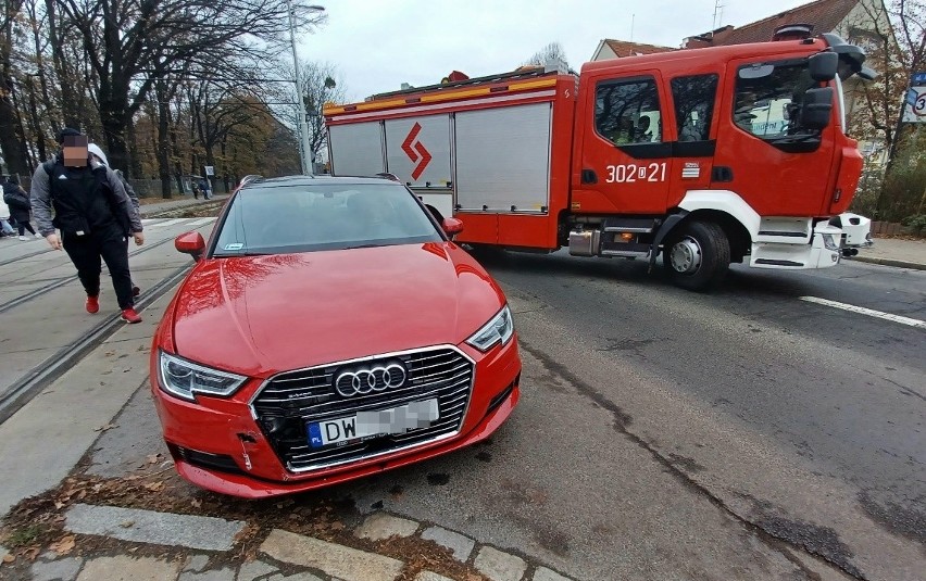 Wrocław. Wypadek na Sępolnie. Jedno auto zatrzymało się by przepuścić pieszych, po czym w jego tył uderzył kolejny samochód