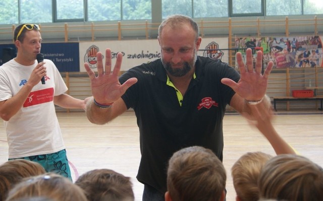 W hali sportowej LO im. Zdzisława Zielonki w Grodkowie odbył się kolejny trening piłki ręcznej z udziałem byłego już reprezentanta Polski Artura Siódmiaka.