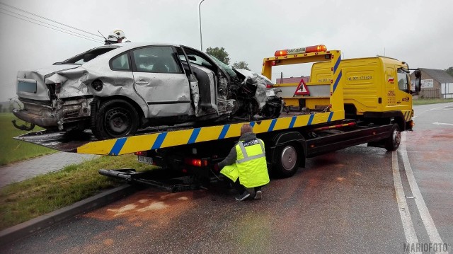 W wyniku zderzenia auto osobowe przejechało przez chodnik i zatrzymało się w polu.