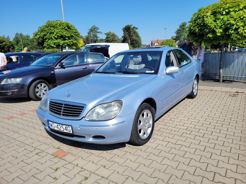 Giełda samochodowa na stadionie. Pasjonaci motoryzacji w niedzielę 26 czerwca, szukali aut po okazyjnej cenie (zdjęcia)