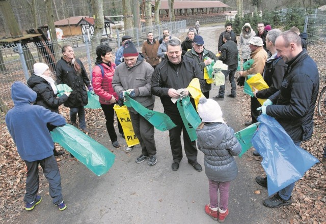 Mieszkańcy Słupska w niedzielę w czynie społecznym zbierali śmieci w Lasku Północnym.
