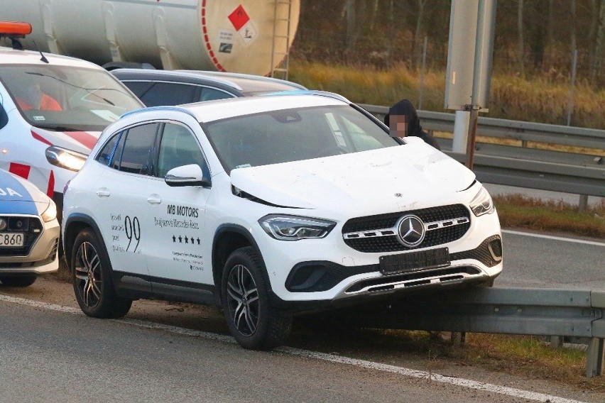 Wypadek we Wrocławiu. Mercedes zawisł na barierach. Utrudnienia przy wjeździe na AOW na węźle Północ [ZDJĘCIA]