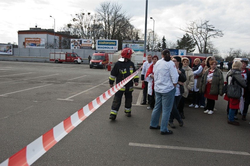 Wrocław: Bomba w Kauflandzie? Ewakuowano dwa sklepy, łącznie ponad 1000 osób (ZDJĘCIA)