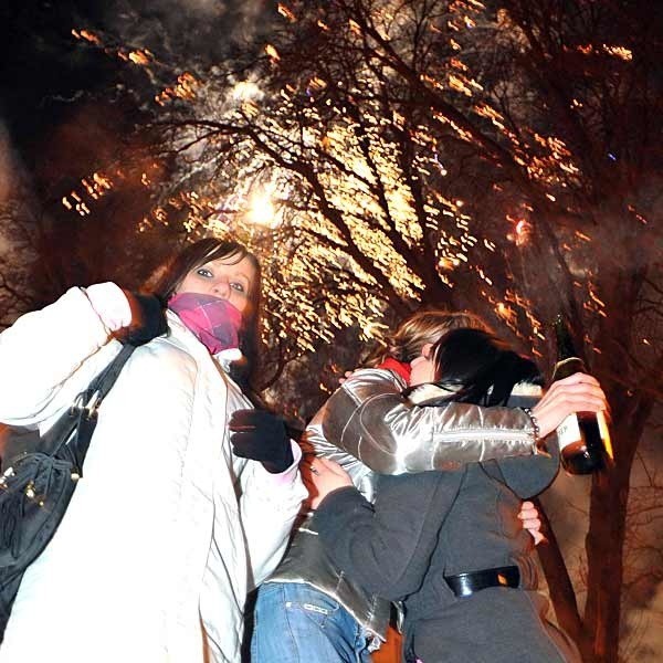Sylwester w PrzemyśluKilka tysiecy osób powitalo Nowy Rok na Rynku w Przemyślu. Byl pokaz fajerwerków, zyczenia od zastepcy prezydenta miasta i strumienie szampana. 