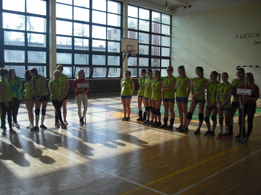Powiatowy Turniej Halowej Piłki Siatkowej Dziewcząt Szkół Ponadgimnazjalnych w Jędrzejowie 