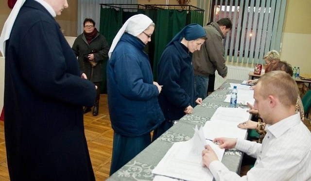 W Chełmnie w komisjach wyborczych zasiadało po kilka osób, zwolenników różnych kandydatów i ugrupowań. Nikt nie usłyszał podejrzeń o mataczenia na kartach do głosowania
