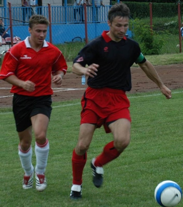 Piotr Szota (po prawej) popisał się pięknym strzałem z rzutu wolnego.