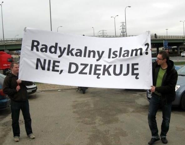 Warszawa. Protest przeciwników budowy meczetu. "Polityczny Islam zagrożeniem dla Europy" (zdjęcia)  