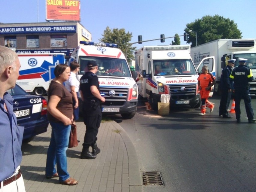 Wypadek w Grudziądzu. Z karetką zderzyło się auto osobowe [zdjęcia]