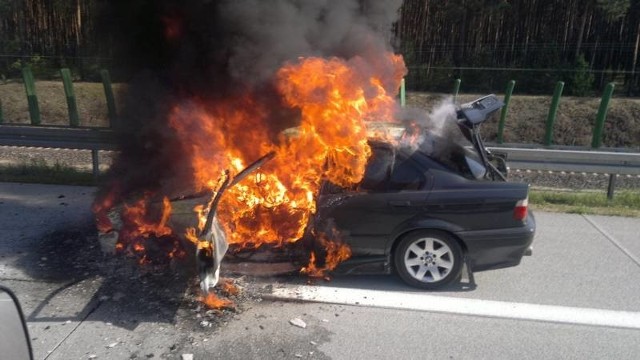 Osobowe BMW zapaliło się około 17 kilometrów od Świecka. Zablokowany jest pas autostrady w stronę granicy.