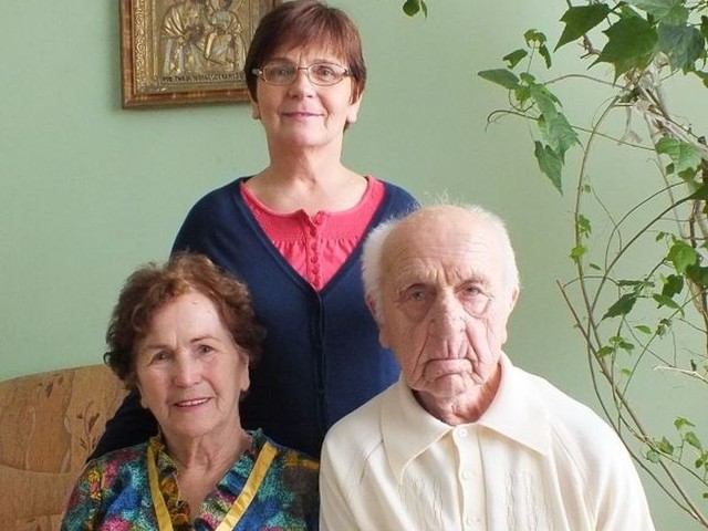 Państwo Zofia i Stanisław Miernikowie ślub wzięli w Boże Narodzenie 60 lat temu. Rodziców najczęściej odwiedza córka Zofia, która mieszka po sąsiedzku.
