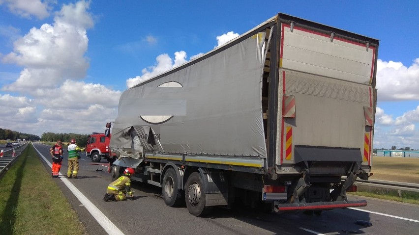 Wypadek na autostradzie A4 pod Strzelcami Opolskimi. Na 276 km zderzyły się dwie ciężarówki [ZDJĘCIA]