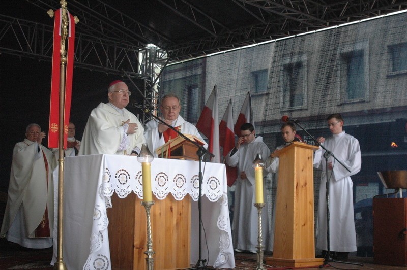 Msza rozpoczęła się o godz. 17.00, celebrował ją ks. biskup...