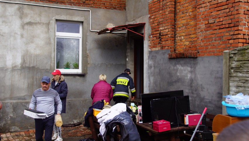 Narada kryzysowa po pożarze domu w Tychowie. Apel o pomoc dla rodzin [ZDJĘCIA]