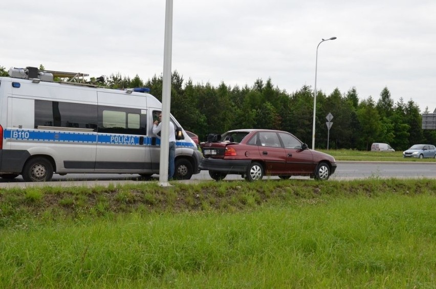 Wrocław: Wypadek na rondzie przy Granicznej. Cztery osoby ranne (ZDJĘCIA)