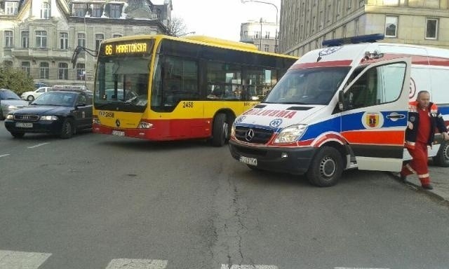 Wypadek na Jaracza. Kobieta wpadła pod autobus MPK [ZDJĘCIA]