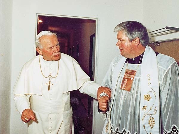 Na placu Papieskim czekał na Jana Pawła II tłum wiernych oraz cały Episkopat Polski z prymasem Józefem Glempem na czele.