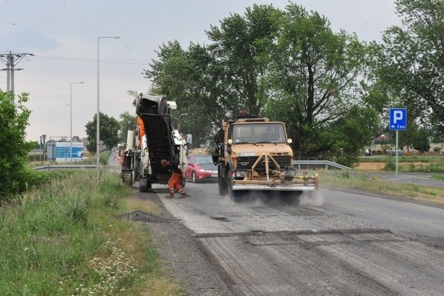 Frezowanie starej nawierzchni na ulicy Krapkowickiej zaczęto kilka dni wcześniej niż planowano. Wszystkie duże prace remontowe na naszych ulicach powinny zakończyć się jeszcze w sierpniu.